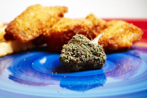 Munchies, Marijuana e mangiare cibo spazzatura — Foto Stock