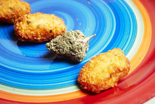 Munchies, Marihuana und Junk Food essen — Stockfoto