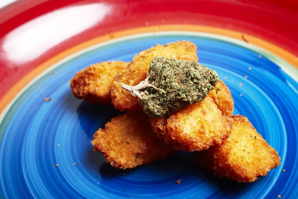 Munchies, Marijuana e mangiare cibo spazzatura — Foto Stock