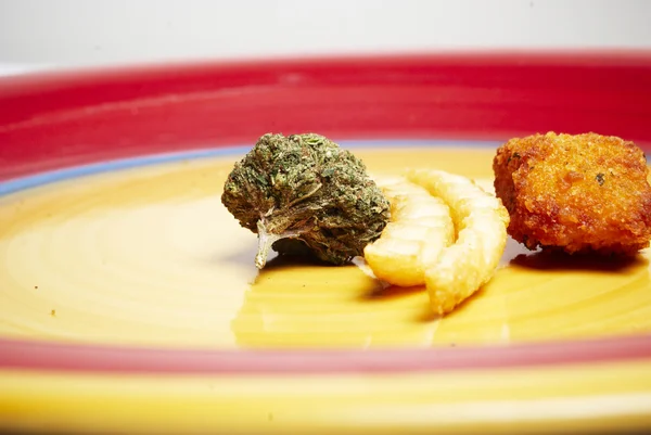 Munchies, marihuana en het eten van junkfood — Stockfoto