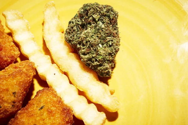 Munchies, Marijuana e mangiare cibo spazzatura — Foto Stock