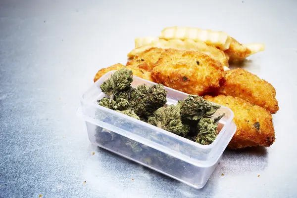 零食、 大麻和吃垃圾食品 — 图库照片