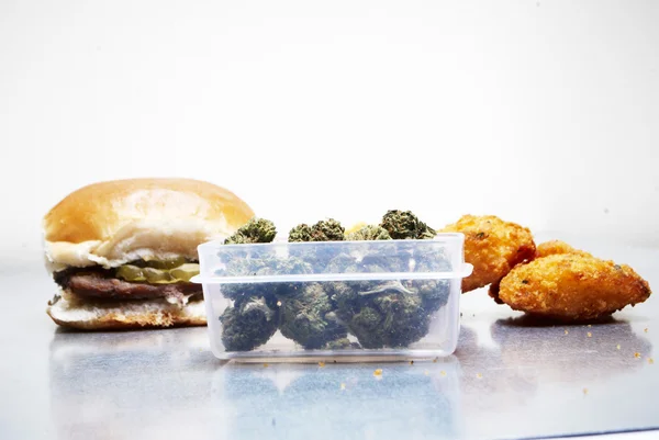 零食、 大麻和吃垃圾食品 — 图库照片