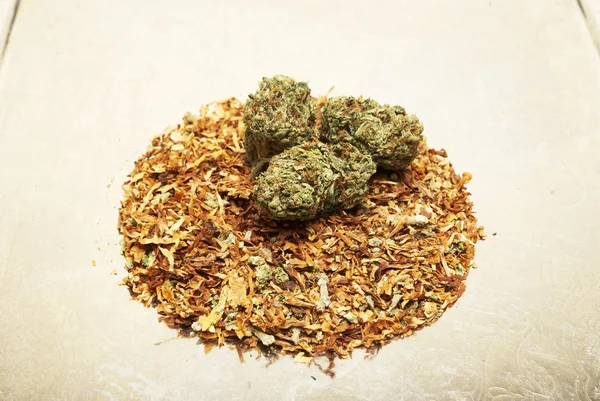 Marihuana i tytoniu — Zdjęcie stockowe