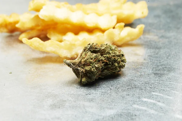 Munchies, Marijuana och äta skräpmat — Stockfoto
