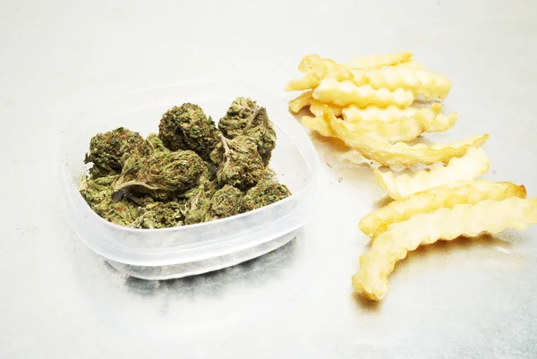 Munchies, Marijuana och äta skräpmat — Stockfoto