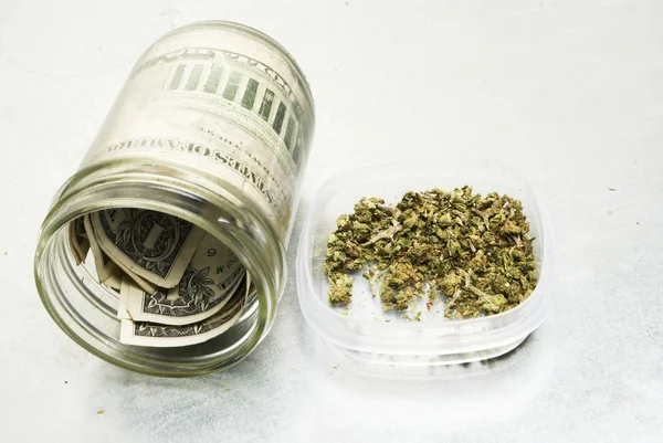 Marijuana Bud légal Pot de cannabis ou mauvaise herbe — Photo