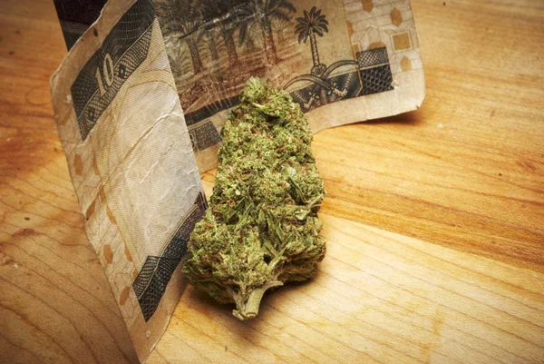 Marihuana und Geld — Stockfoto