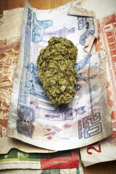 Marihuana und Geld — Stockfoto