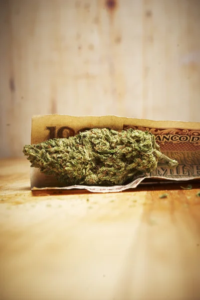 Marihuana en geld — Stockfoto