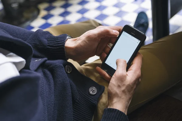 Man met smartphone — Stockfoto