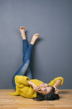 Güzel gülümseyen kız kameraya bakarak hücre ile