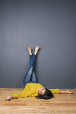 Çapraz ayaklı kameraya gülümseyen genç gülümseyen esmer