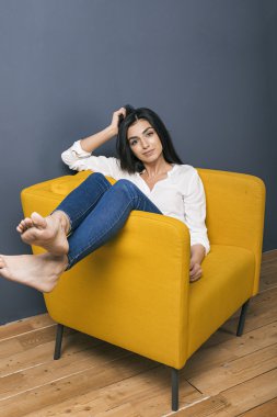 Kol-sandalye üzerinde oldukça sakin kız portre rahat