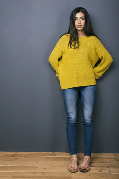 Chica en ropa casual contra de fondo gris — Foto de Stock