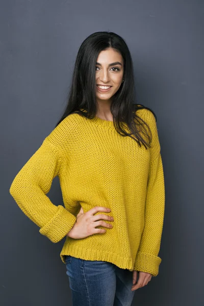 Menina armênia atraente sorrindo para a câmera — Fotografia de Stock