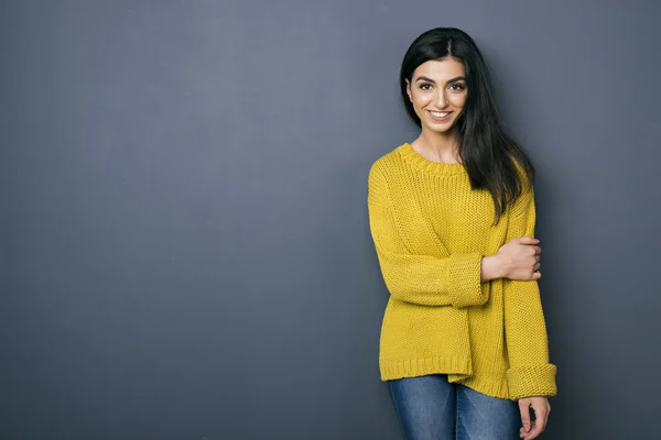 Menina alegre em suéter amarelo — Fotografia de Stock