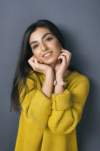 Modelo armênio feliz olhando para a câmera — Fotografia de Stock