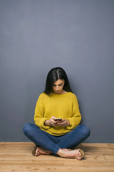 Retrato de chica joven en suéter amarillo charlando por teléfono — Foto de Stock