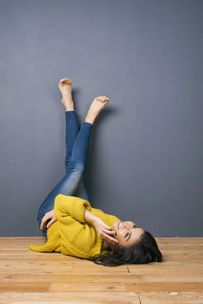 Barefoot smiling girl talking on cell — Stock Photo, Image