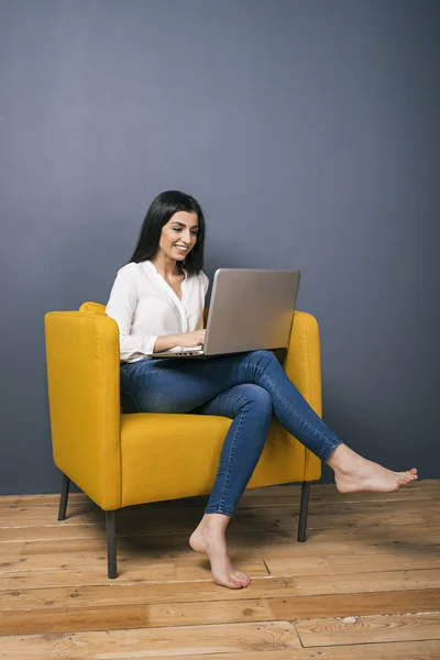 Retrato de mulher sorridente trabalhando no laptop — Fotografia de Stock