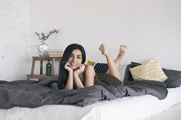 Atractiva chica armenia en vestido de noche en la cama — Foto de Stock