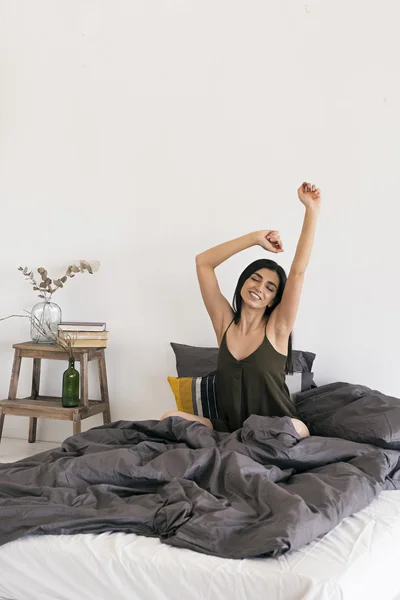 Menina feliz alongamento na cama de manhã — Fotografia de Stock