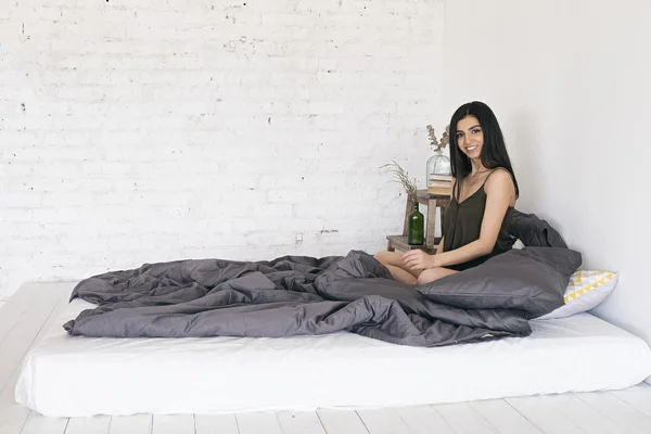 Menina armênia bonita na cama de manhã — Fotografia de Stock