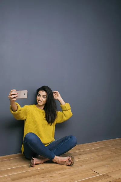 Retrato de menina sorridente tomando selfie na célula Imagem De Stock