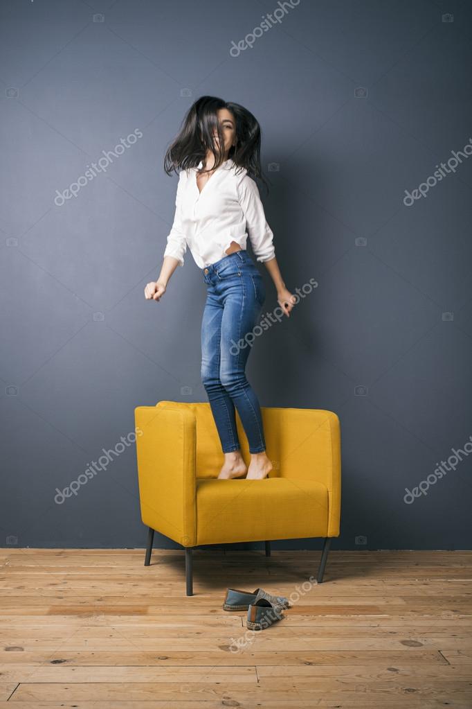 Девушка скачет на стуле, фотосет красивых девушек топлес