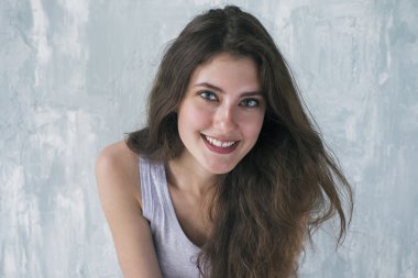 Kameraya gülümseyen neşeli güzel esmer