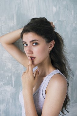 Seksi esmer kameraya parmak ile açık dudaklarından arıyorum.