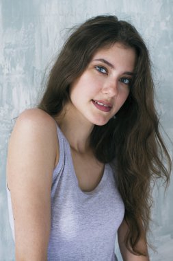 Hafif esmer kameraya bakarak gülen