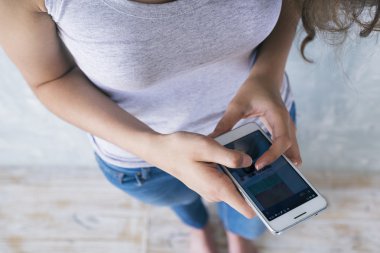 Akıllı telefon kullanan kız Close-Up