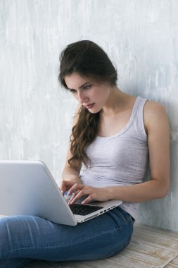 Esmer kız tipik dizüstü klavye