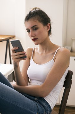 Genç esmer cep telefonu kullanarak portresi