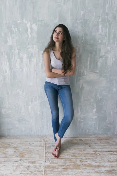 Pensive brunette girl with crossed arms looking up — Stock Photo, Image