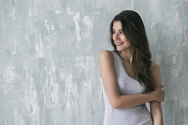 Retrato de chica bonita con sonrisa de dientes mirando hacia otro lado —  Fotos de Stock