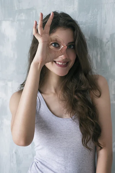 Портрет улыбающейся женщины со знаком ОК — стоковое фото