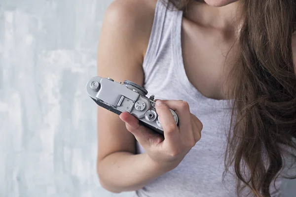 Captura de estudio de la mujer mirando a la cámara vintage — Foto de Stock