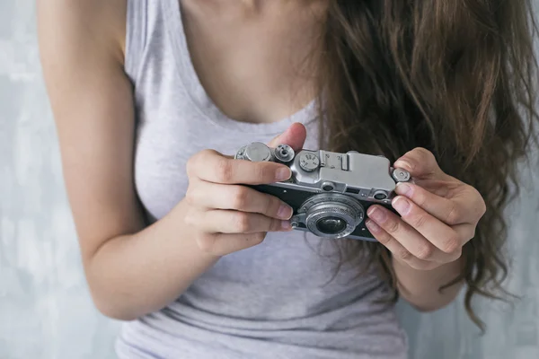 Крупный план камеры в руках женщины — стоковое фото