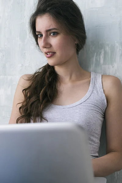 Látszó-on laptop döbbenve nő részlete — Stock Fotó