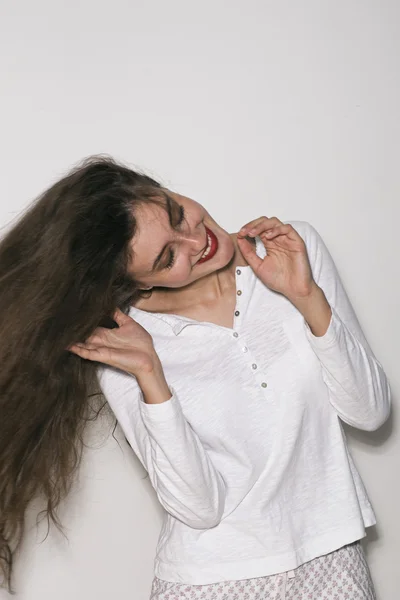Портрет усміхненої дівчини з закритими очима згинає волосся — стокове фото