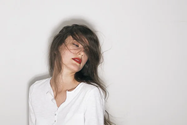 Portret van extatische jonge brunette met rode lippen — Stockfoto