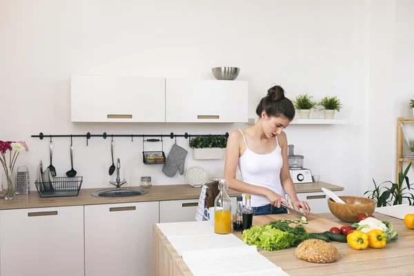 Morena cortar verduras para ensalada — Foto de Stock