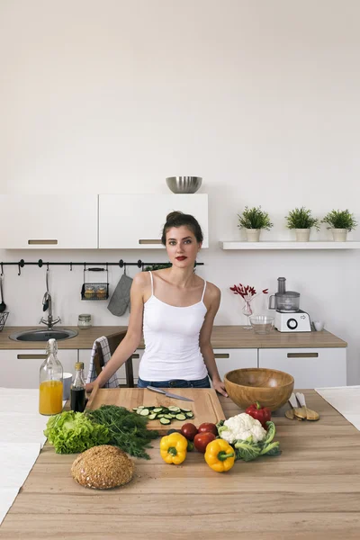 Retrato de mujer atractiva en la cocina en la mesa —  Fotos de Stock