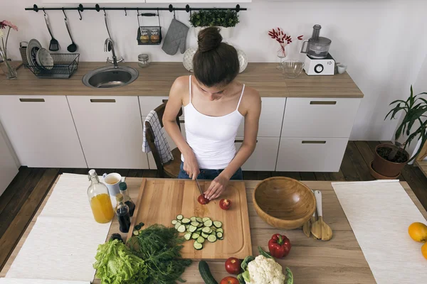 Brünette bereitet Salat zu — Stockfoto