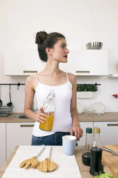 Porträt einer schönen Frau mit Orangensaft, die wegschaut — Stockfoto