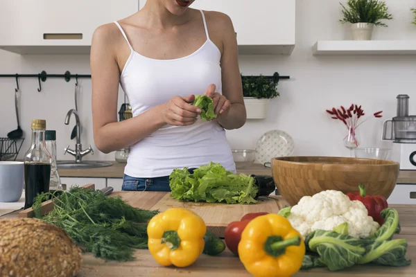 Неузнаваемая девушка готовит здоровый салат — стоковое фото