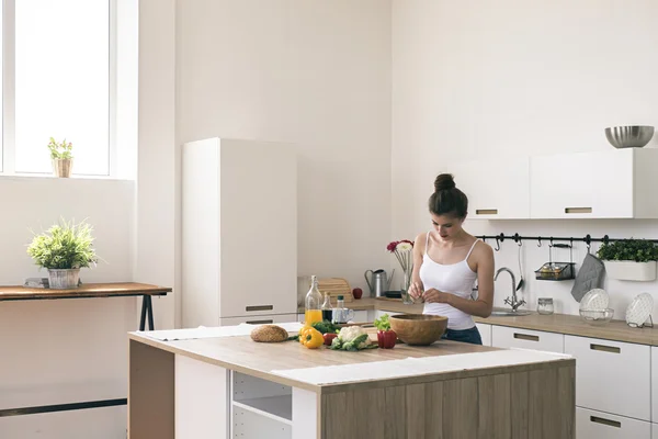 Morena cocina en la cocina moderna —  Fotos de Stock